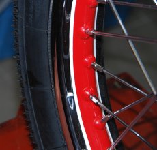 Roter Mittelstreifen, 2 weiße Linien